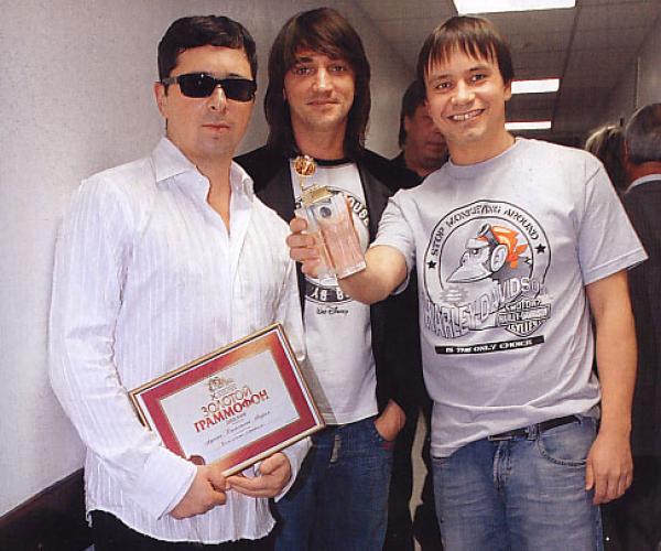 Новый Год к нам мчится