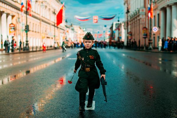 Идет солдат по городу по незнакомой улице