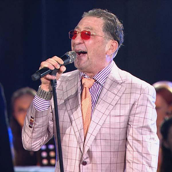 Она носит всё лучшее сразу