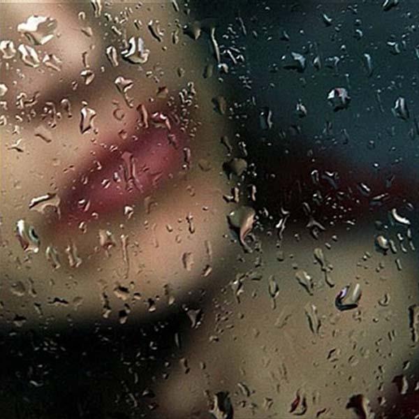 За окном барабанил дождь